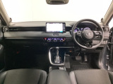 車内は光触媒抗菌消臭施工済です。スタイリッシュなデザインでスポーティなインパネ周りを演出します。グローブボックスやカップホルダーのほかにトレーなどたくさんの収納スペースが付いています。