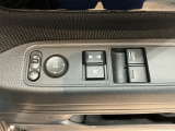 電動格納式リモコンドアミラーと、パワーウィンドウスイッチ等は運転席ドアにあります。