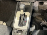 自然に手が届く距離に配置されたシフトレバー。
