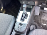 【eコンスイッチ】低燃費運転をサポートするECONモード。スイッチをONすると、エンジンやトランスミッション、A/Cなどを協調制御し、燃費の向上に貢献。エコドライブの効果を高めます。