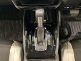 「e:HEV」は、モーター走行を中心にしながら電気エネルギーやエンジン動力を最も効率よく使い分けることができる賢いハイブリッドシステムです。サイドブレーキはスイッチ操作の電子制御パーキングブレーキです