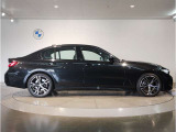 【BMWの伝統-3】BMWのお車は、&ldquo;駆け抜ける歓び&rdquo;を体現しております。走行の安定性とコーナリングの良さを追求し、思い通りにハンドルの操作可能です。