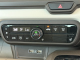 細かい操作なしで快適温度に調整してくれるオートエアコンです。運転席は冬でも快適にドライブできるシートヒーター付きです。