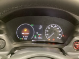 ハイブリット車専用のメーターです。右側の大型スピードメーターに加え、ステアリングスイッチを使って左のマルチインフォメーション・ディスプレイで燃費や動力伝達などの情報が見れるようになっています。