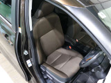 程よい硬さとホールド性が高いシートで長時間運転も快適です。