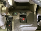 セレクトレバーの右に電子制御パーキングブレーキがあります。スイッチひとつで、停車した地点の傾斜などをシステムが検知・判断してブレーキ力を自動的に最適制御し、しっかり停車できるパーキングシステムです。