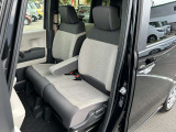 助手席と運転席はゆったりと座れるベンチシートタイプになっています。