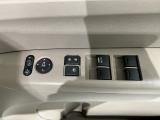 狭い駐車場で便利な電動格納ドアミラーが付いています。