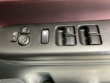 運転席のスイッチで全てのウィンドウの開閉操作を行うことができます。ロックボタンをONにしておくと、運転席以外のウィンドウは作動しないのでお子様を乗せているときなども安心ですね♪