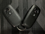 スマートキーを装備しています☆カギをカバンやポケットに入れて頂いた状態でドアロックの開閉やエンジンスタートをして頂けますよ!とても便利な装備です!