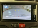 リバースギアに入れるだけで後方の表示へ切り替わります。夜間や雨の日の駐車も楽になりますよ。