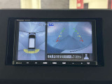 上からの視点で狭い駐車場への駐車に役立つ、アラウンドビューモニター対応メモリーナビ装備。