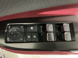 狭い駐車場で便利な電動格納ドアミラーが付いています。