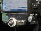 オートエアコンなのでスイッチひとつで車内を設定温度に調節してくれます☆