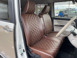 運転席まわりには十分なスペースがあり、大柄な方でもゆったり運転していただける環境です。