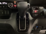 CVT車のセレクトレバーです。低速から高速まで、変速ショックのないスムーズな走りを実現するとともに、エンジン効率のよい領域を維持することで燃費にも貢献します。