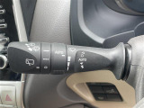 【オートワイパー(AUTO)】雨が降り出した時に、雨滴検出用センサー(レインセンサー)が雨滴を感知すると、自動でワイパーが動作します。