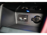 小物の収納に便利なセンタートレイには携帯等のデバイスの充電可能なUSB出力電源付です。