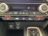 運転席と助手席にシートヒーターが付いています☆寒い時期に腰周りを温めてくれるので体全体が温まりやすいのは勿論、暖房と違い顔に風が当たらないので、乾燥肌やドライアイの方でも大丈夫☆