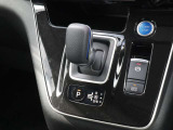 【オートブレーキホールド】信号待ちなどで停車中に自動的にブレーキ力を保持する機能で、踏み続けなくていいから、足が楽です♪