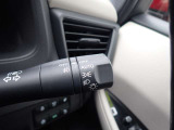 オートライト機能が装備されており暗い場所に入ると車両が検知しライトのON・OFFを自動的に切り替えてくれますので非常に便利な装備です♪