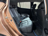 後席もしっかりとスペースを確保しているのでゆったりとご乗車できます♪本革シートです☆