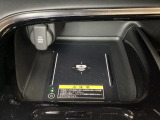 センターコンソールにはワイヤレス充電器を装備してます。Qi(チー)規格対応のスマートフォンなどを置くだけでワイヤレスで充電可能です。またスマートフォンの充電可能なUSB端子なども別途装備しています。