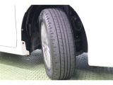 タイヤサイズ 195/65R15。スポーティなデザインの純正アルミホイールを装着しています。足元を引き締めてくれ、しっかりした走りも楽しめますよ。