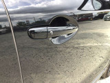 スマートキーを所持している状態でロックボタンを押すと、車両すべてのドアの解錠や施錠を行うことが出来ます。
