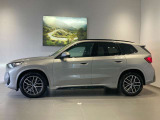 BMWではロングホイールベースの採用をしており、すべての車種に適用され、走行中の安定感の向上されております。また室内空間の広さにも貢献しております。