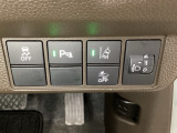 ハンドルの右側にはヘットライトリベライザーとHondaセンシング用のメインスイッチがついています。ヘッドライトリベライザーは道路状況や積荷の加重に応じてライトの高さを調節できます。