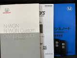 スマートキーは鍵をバッグに入れたままでもドアロックの開閉やエンジンのON・OFFができます。夜間や雨の日も鍵を探さなくて良いので便利です。