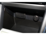 小物の収納に便利なセンタートレイには携帯等のデバイスの充電可能なUSB出力電源付です。