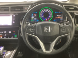 【ハンドル】運転にかかわる様々な操作を安全に行えるように視点移動が少なく操作性に配慮されたスイッチ類が凝縮されたコックピットです。