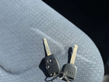 【キーレス】少し離れた場所からでもボタン一つでドアの開錠・施錠ができるのでとっても便利!ドアの鍵穴周りに傷をつけることもありません!