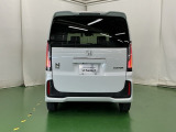 後席の窓には外から車内が見えにくくなるプライバシーガラスを採用。周りを気にせずリラックスして過ごせます