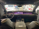 「55インチ曲面ディスプレイの中にはライトHUD、車両設定などを操作する7.2インチ タッチコントロールパネルがあります。センターには14.2インチ デジタルメーター