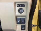 ハンドルの右側にはヘットライトリベライザーとVSA(ABS+TCS+横滑り抑制)の解除スイッチがついています。ヘッドライトリベライザーは道路状況や積荷の加重に応じてライトの高さを調節できます。
