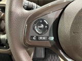 ステアリングにオーディオ操作スイッチが付いています。オーディオ画面に直接タッチしなくても操作が出来ますので、運転に集中できます。