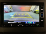 リバースギアに入れるだけで後方の表示へ切り替わります。夜間や雨の日の駐車も楽になりますよ。