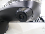助手席側で見えにくい左前方の映像を、車内のマルチファンクションディスプレイに映し出します。前方への駐車や左寄せ、狭い道でのすれ違いなど、さまざまなシーンで安心して運転できる便利な機能です。