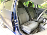 運転席まわりには十分なスペースがあり、大柄な方でもゆったり運転していただける環境です。