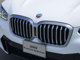 左右のキドニー・グリルの中心にはBMWのエンブレムが鎮座し、個性を放つデザイン性を兼ね備えました。