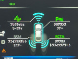【リヤクロストラフィックアラート(RCTA)】駐車スペースから出る時に後方を横切ろうと接近してくる車両を検知しお知らせします。ショッピングモールなど大型商業施設の混雑した駐車場でも安心ですね♪