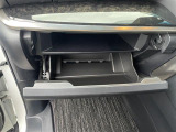 【グローブボックス】大容量のグローブボックスです!!車検証ケース他、日頃使う小物類の収納スペースもたくさんあります!