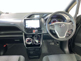運転席周りのレイアウトをご覧ください。ナビゲーションが綺麗に装着されすっきり収まってますね!