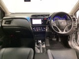 車内は光触媒抗菌消臭施工済です。スタイリッシュなデザインでスポーティなインパネ周りを演出します。グローブボックスやカップホルダーのほかにトレーなどたくさんの収納スペースが付いています。