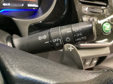 ステアリングの裏側、左右にパドルシフトがついています。右が+、左が-の操作でシフトチェンジを行い、エンジンブレーキなどのマニュアル操作ができます。