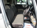 女性の方ももちろんですが、運転席側、助手席側の足元スペースが広いので男性の方が運転しても窮屈になりにくいですよ!