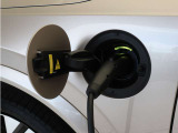 専用コードを接続するだけで簡単に充電が行えます。プラグインハイブリッドモデルRecharge PHEV T8 AWDは、走行中の充電のほか、自宅などに設置された充電機器からの充電が可能です。
